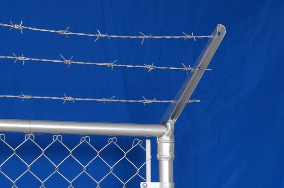 گالوانیزه شده داغ غوطه ور شکل الماس Cyclone Mesh Fencing با سیم خاردار بالا