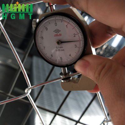 حریم خصوصی باغ کیفیت عالی گرم غوطه ور شده گالوانیزه 3.0mm Cyclone Wire Chain Link Fence Roll