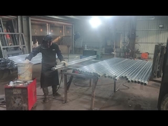 پایه های نرده به اندازه مورد نیاز مشتری جوش داده می شود.