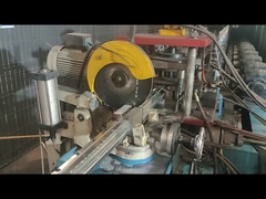 پست هلو به اندازه مورد نیاز مشتری برش داده می شود