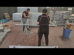 کارگران از سیم برای اتصال حصار زنجیره ای و لوله قاب استفاده می کنند