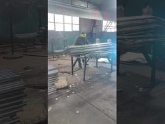 رابط حصار در حال جوشکاری به پست حصار است