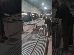 لوازم جانبی حفاظ در حال جوشکاری به پست های حفاظ می باشد