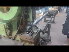 پست هلو در حال مشت زدن است