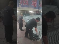 تیرهای حصار در حال صیقل دادن و انباشته شدن هستند